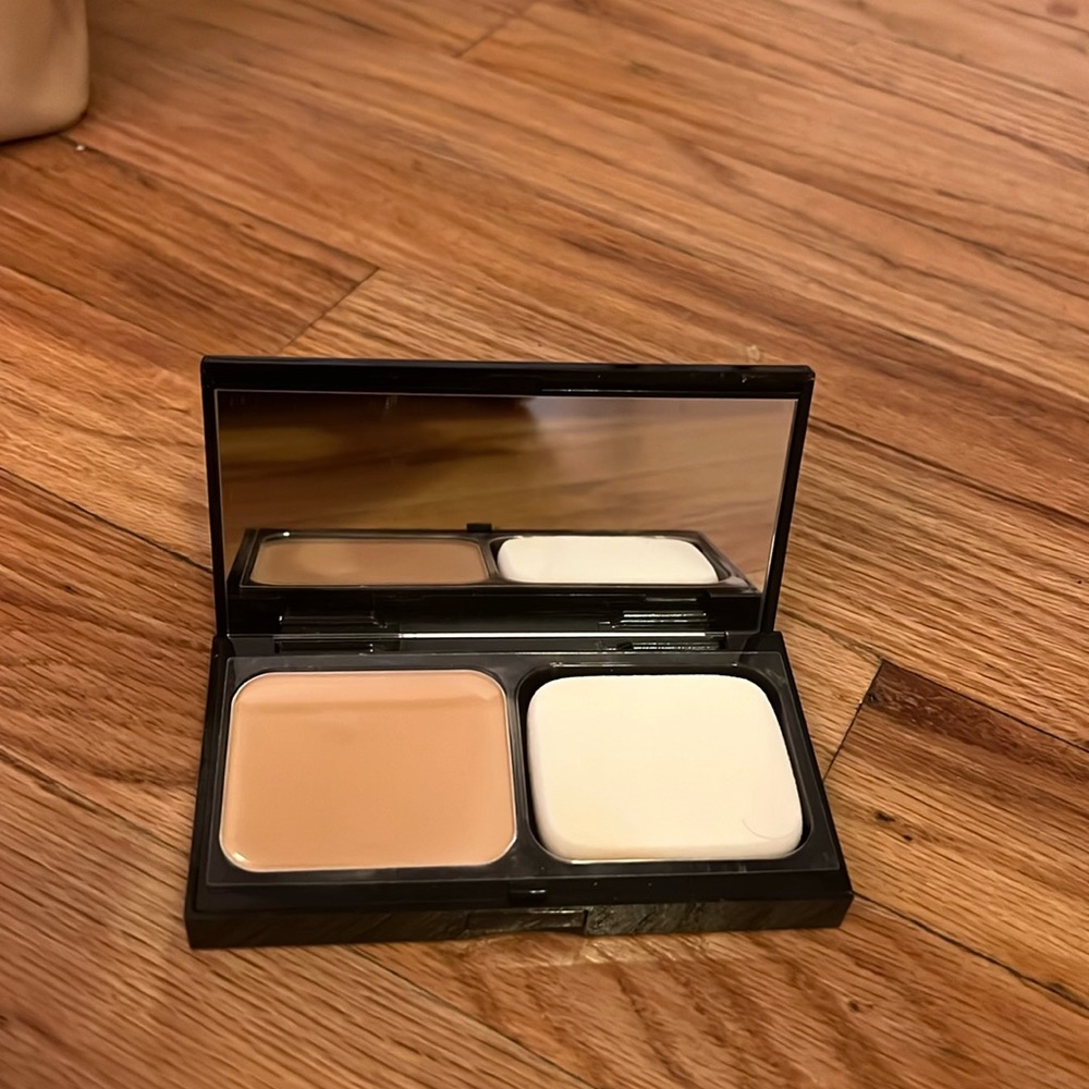 Bobbi Brown Skin Weightless Powder Foundation in (5) Honey